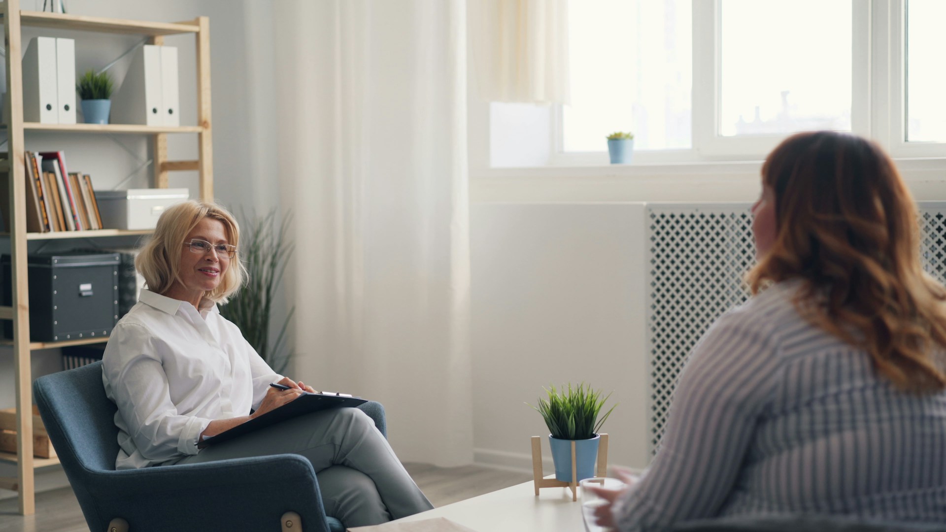 Therapist and client in a counseling session talking about a GLP-1 plateau