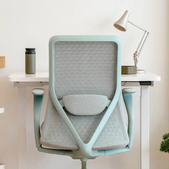 Mint Verve Chair displaying its spine support